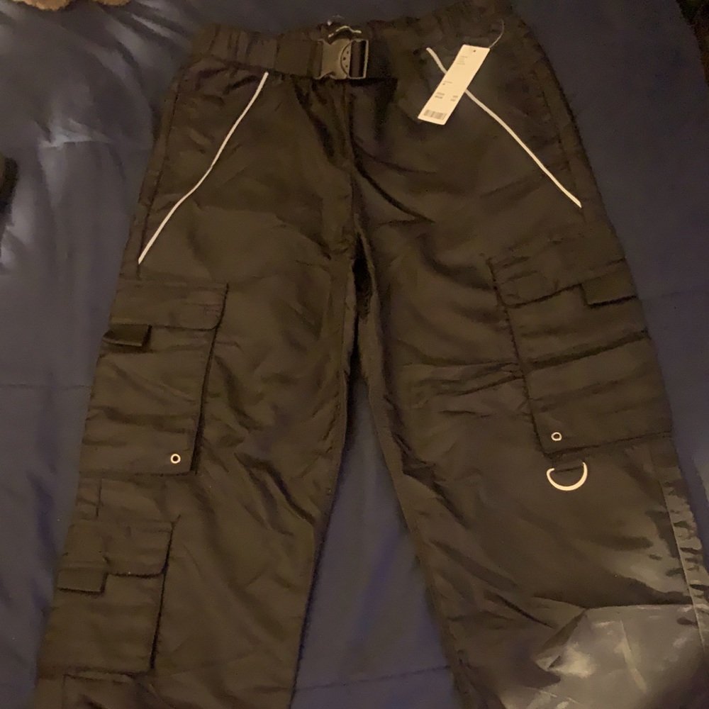 Women’s black joggers from Urban Outfitters! 🦋